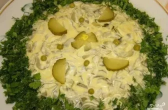 Куриный салат с солеными огурцами