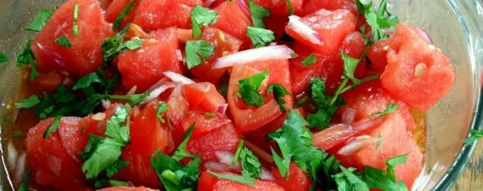 Салат с макаронами, салями и помидорами