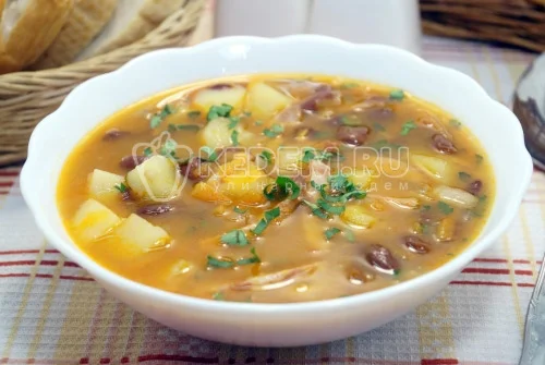 Компот из сушеных яблок и свежих ягод