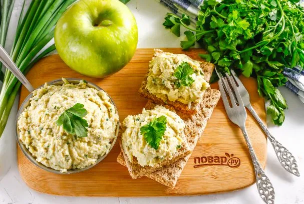 Черный хлеб со шпротами и огурцом