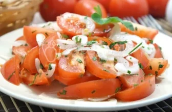 Салат из помидоров с луком и маслом