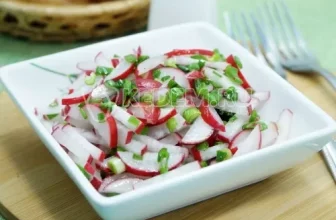 Салат из редиски с зеленым луком