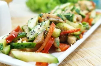 Салат с куриным филе и свежими овощами
