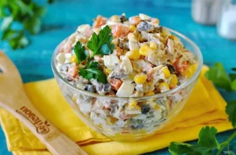 Салат «Каприз» с курицей и грибами