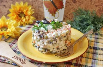 Салат «Прага» с курицей и черносливом