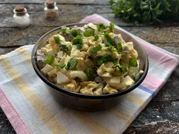 Салат с курицей и картофельной соломкой
