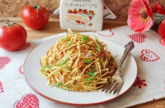 Салат с курицей и картофельной соломкой