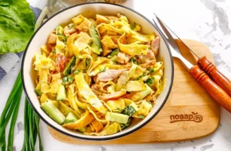 Салат с омлетом и копченой курицей
