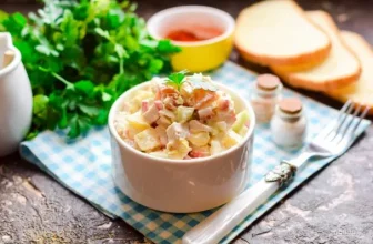 Салат с семгой и крабовыми палочками