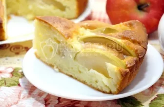 Шарлотка с творогом и яблоками