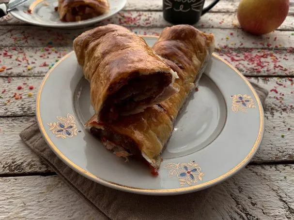 Пицца с перепелиными яйцами