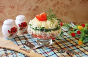 Слоеный салат с курицей и сыром