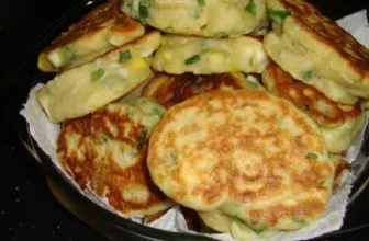 Быстрые пирожки с луком и яйцом