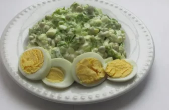 ОЧЕНЬ ВКУСНЫЙ САЛАТИК ИЗ ЛИСТОВОГО САЛАТА И ЗЕЛЁНОГО ГОРОШКА!