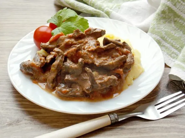 Салат с мясом и жареными шампиньонами