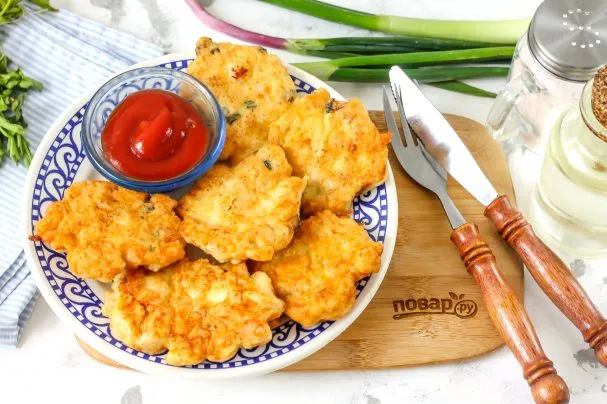 Салат с копченой курицей и авокадо