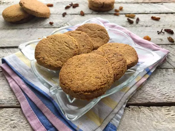 Кекс с изюмом и яблоками