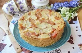 Шарлотка с айвой и яблоком
