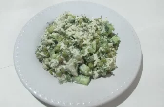 САЛАТ С КУРИЦЕЙ, ОГУРЦОМ И ЗЕЛЁНЫМ ГОРОШКОМ