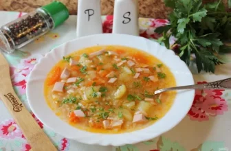 Рисовый суп с колбасой